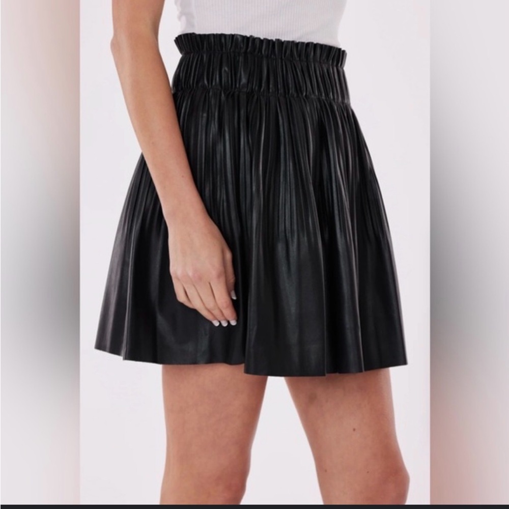 7 For All Mankind Black Faux Leather Pleated Flare Mini Skirt NWT‎ Medium